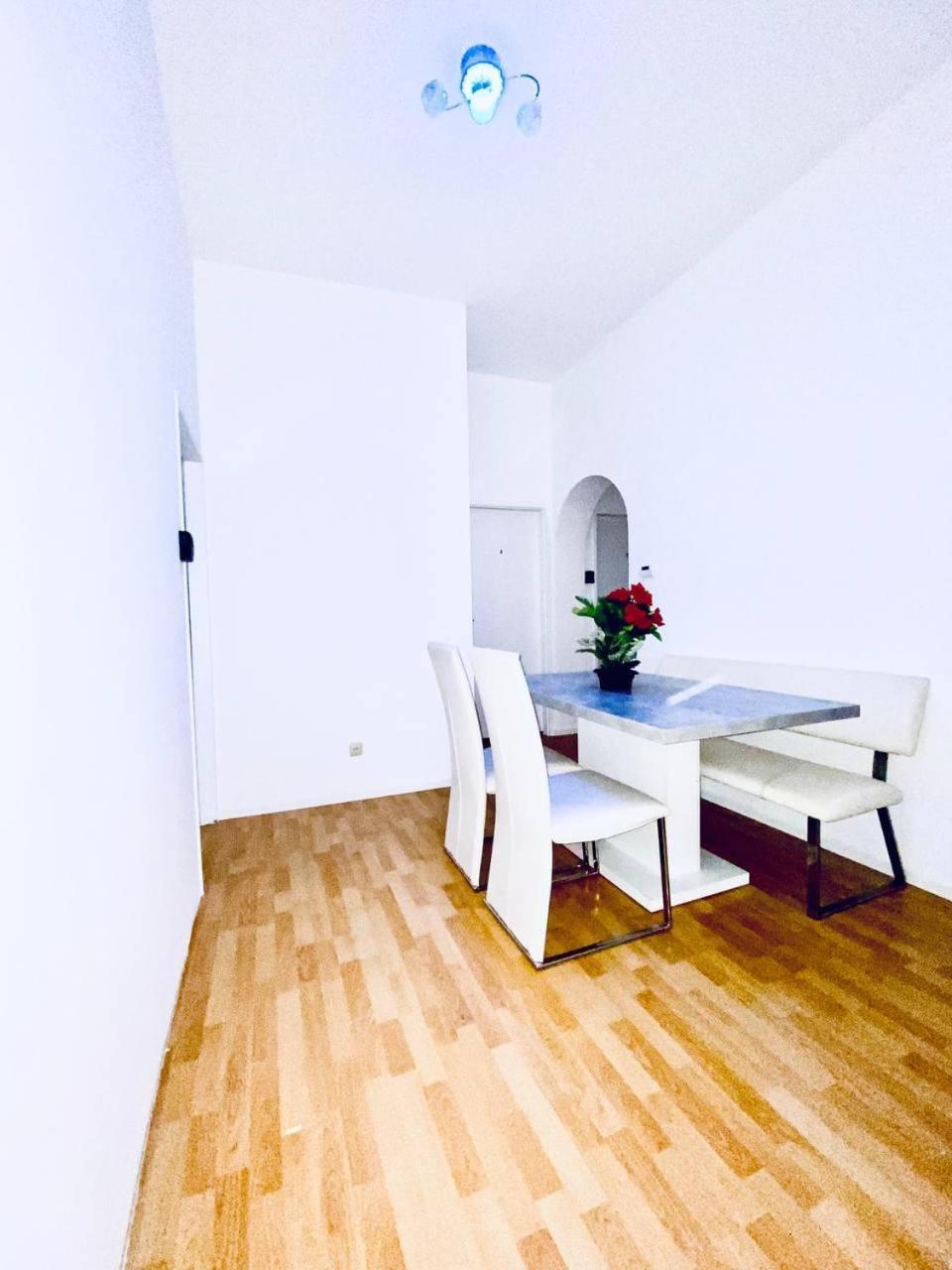 Spacious 4-bedroom For Big Groups Wien